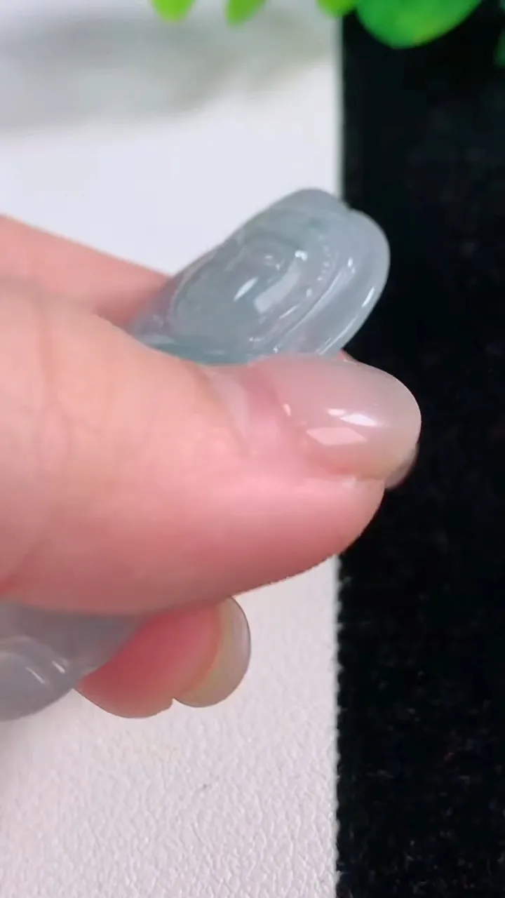 天然A货翡翠观音菩萨吊坠，尺寸52.2-35.8-5.2，重量:16.38g
12月2日