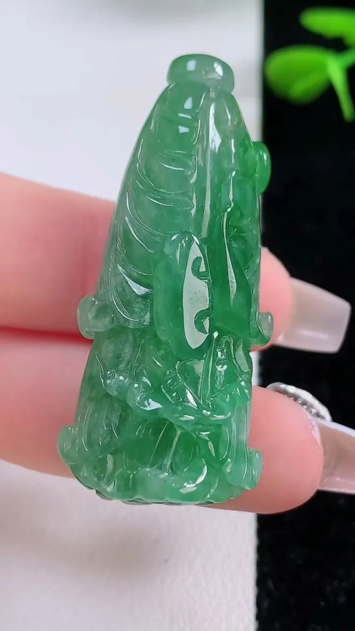 天然A货翡翠白菜吊坠，尺寸43.9-20-13.2，重:16.75g
12月2日