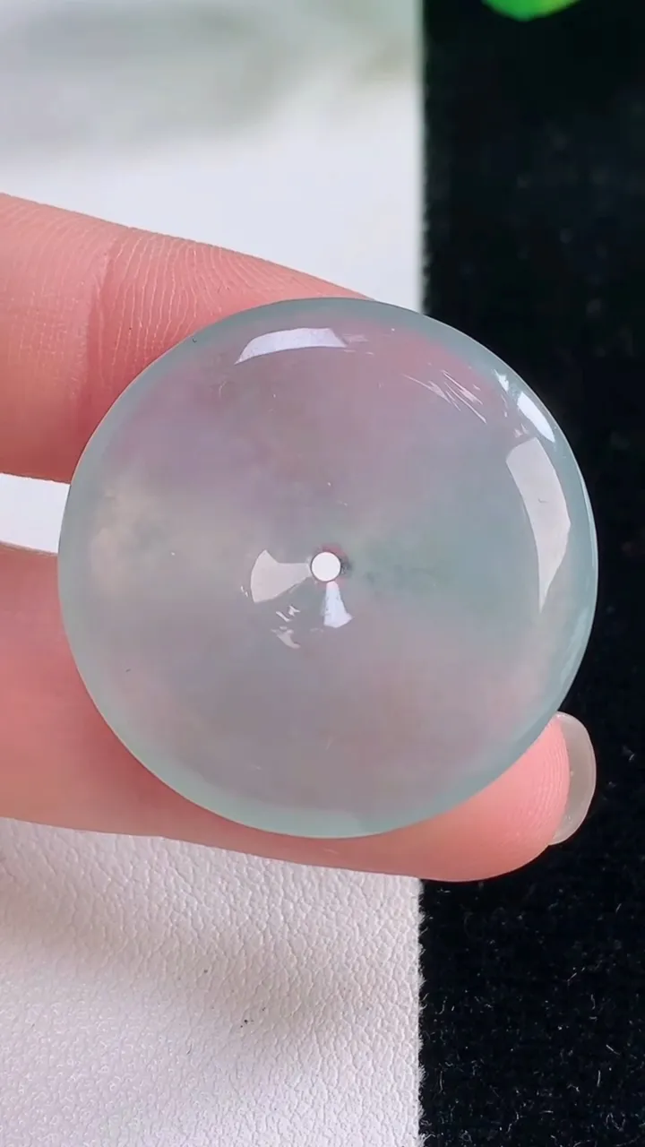 天然A货翡翠平安扣吊坠，尺寸29.7-5.3，重量:8.88g
12月2日