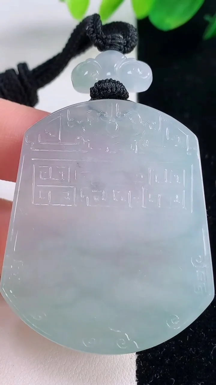 天然A货翡翠种飘花仿古无事牌吊坠，尺寸48.4-40.4-5.8，重量:37.01g
12月2日