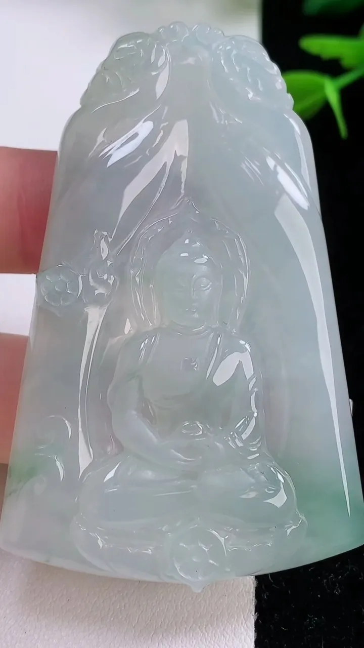 天然A货翡翠大日如来吊坠，尺寸66-43-6.5，重:g
12月2日