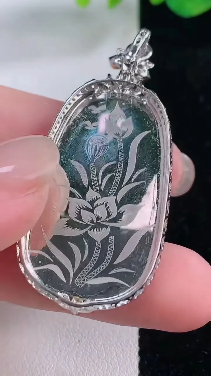 天然A货翡翠如意吊坠，尺寸47.3-22-6，裸石33.3-18.4重量:6.50g
12月2日