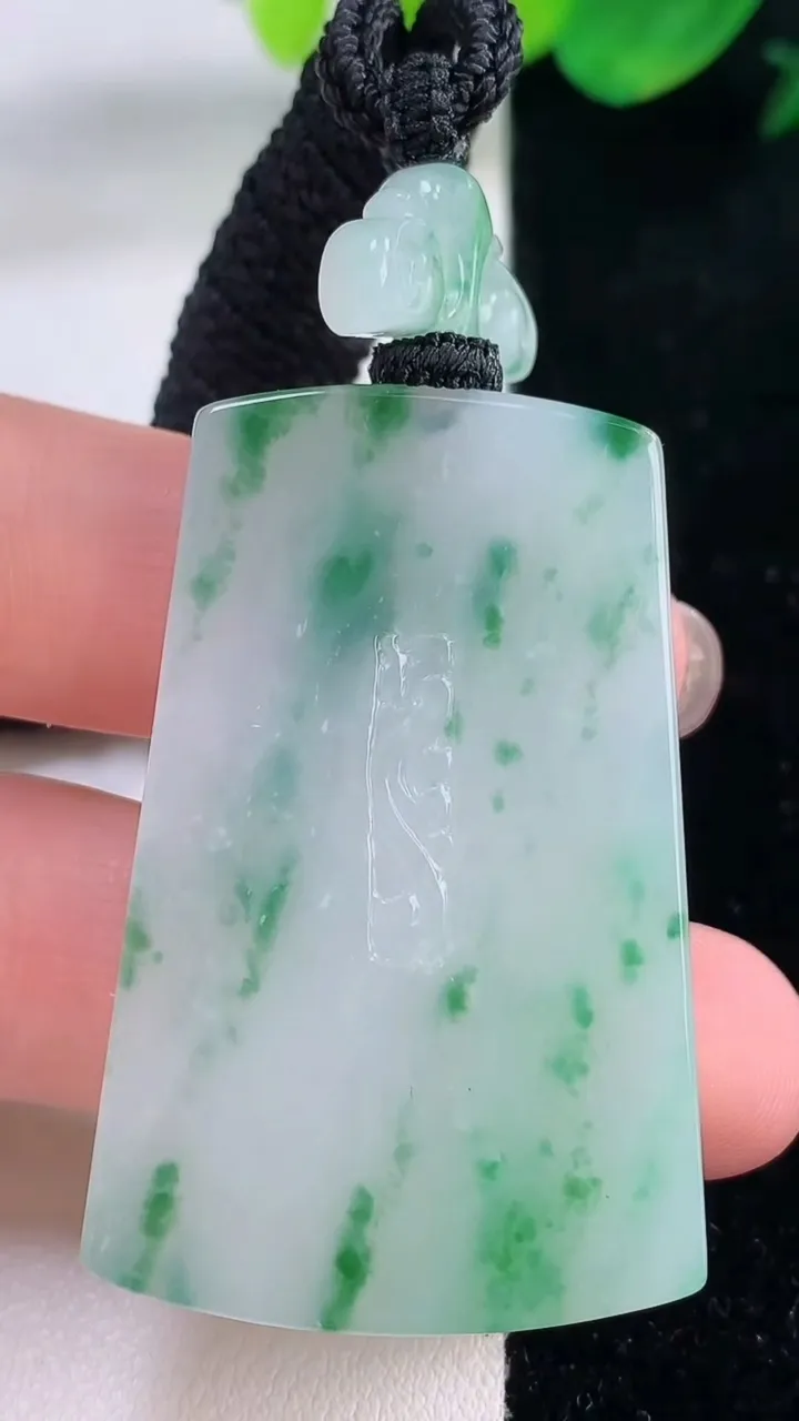 天然A货翡翠冰种飘花无事牌吊坠，尺寸45.7-29-5.6，重量:26.12g
12月2日