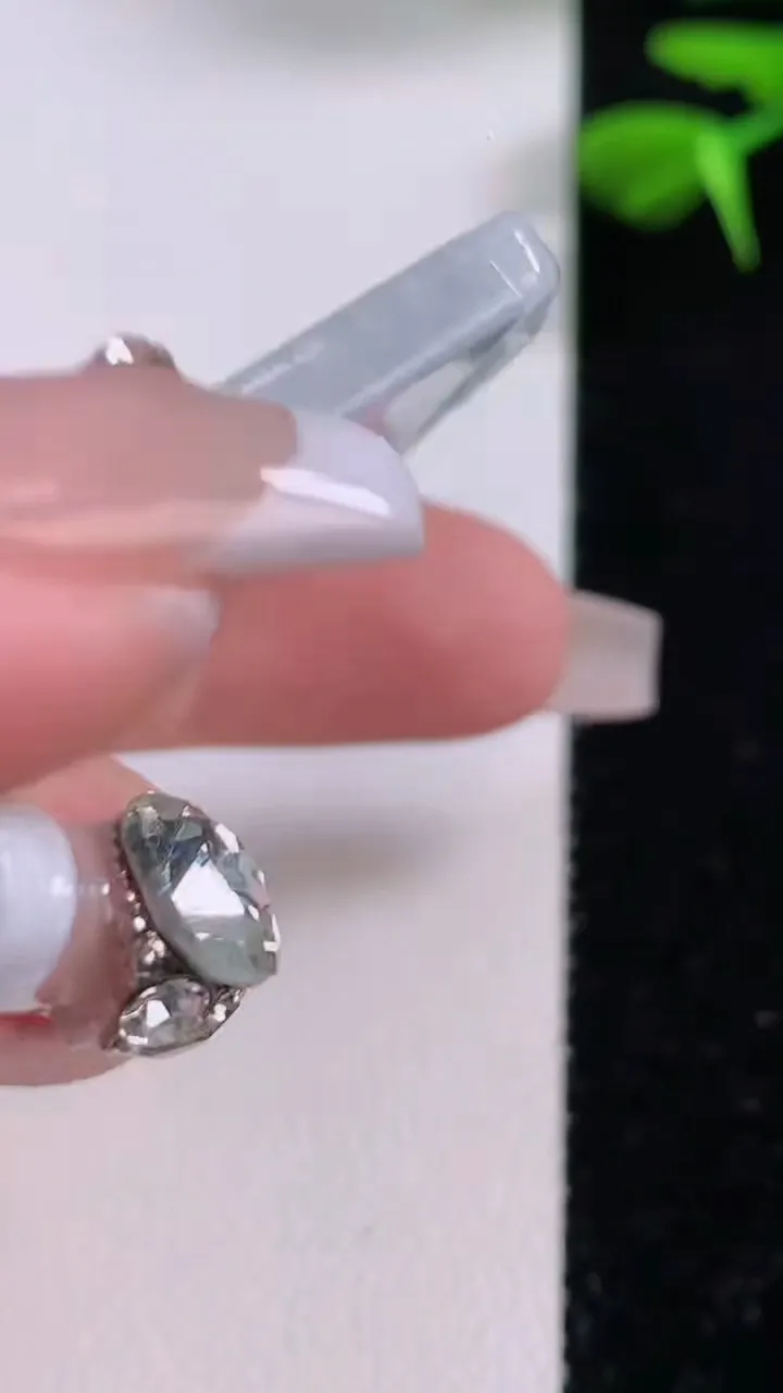 天然A货翡翠无事牌吊坠，尺寸53-35.5-4.5，重:24.29g
12月2日