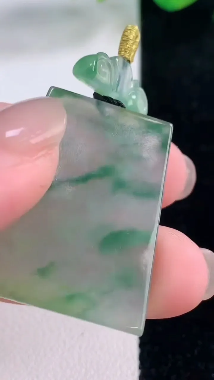 天然A货翡翠种飘花无事牌吊坠，尺寸31.8-24.2-3.9，重量:10.33g
12月2日