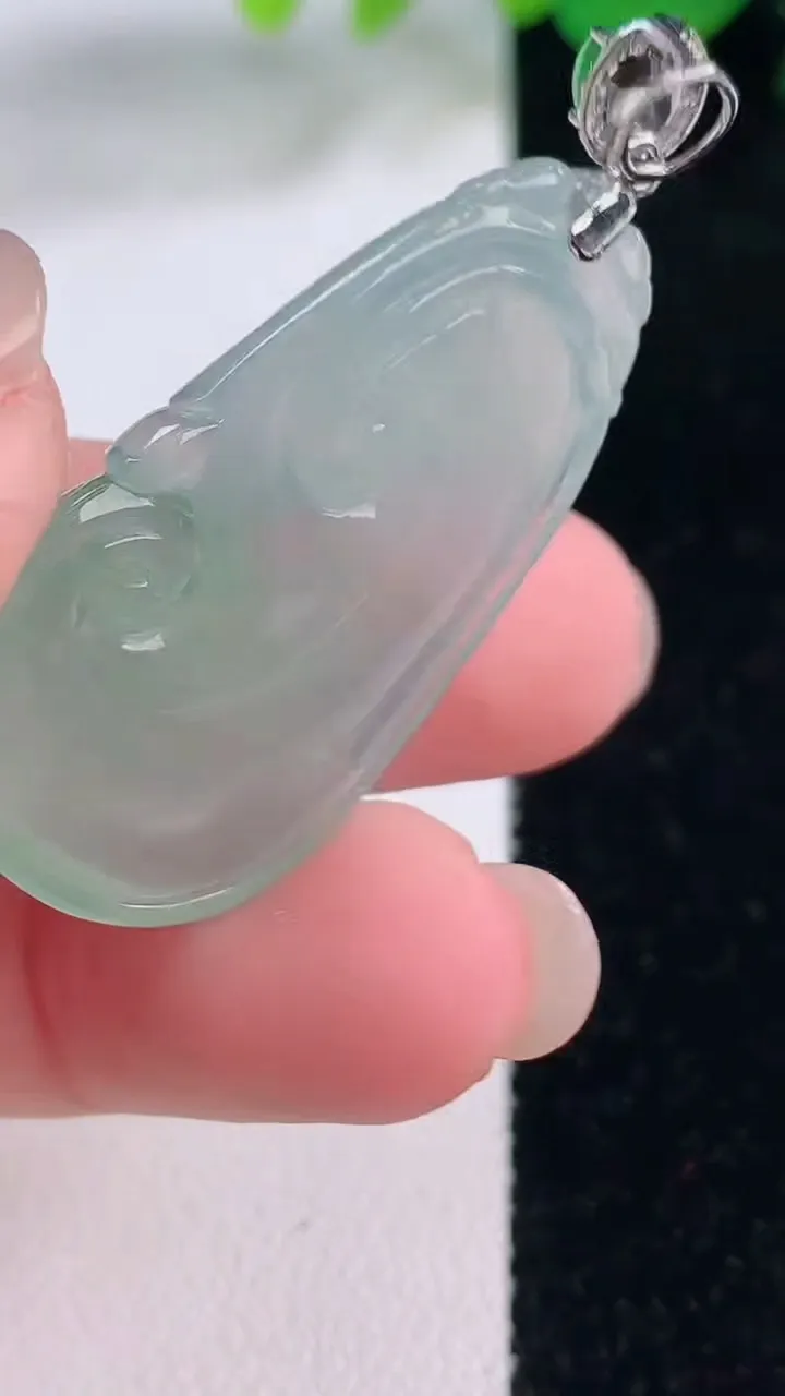 天然A货翡翠如意吊坠，尺寸36.6-20-5.5，重量:8.44g
12月2日