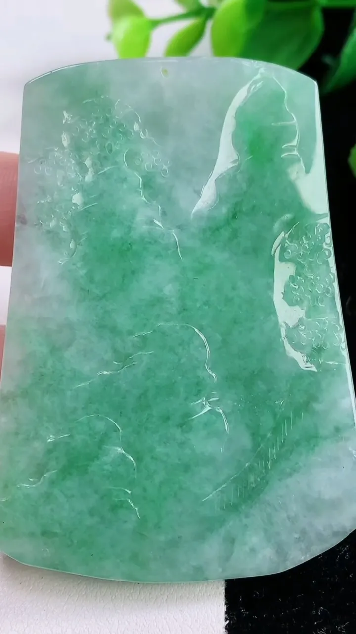 天然A货翡翠山水牌吊坠，尺寸70-51-7，重量:55.48
12月2日