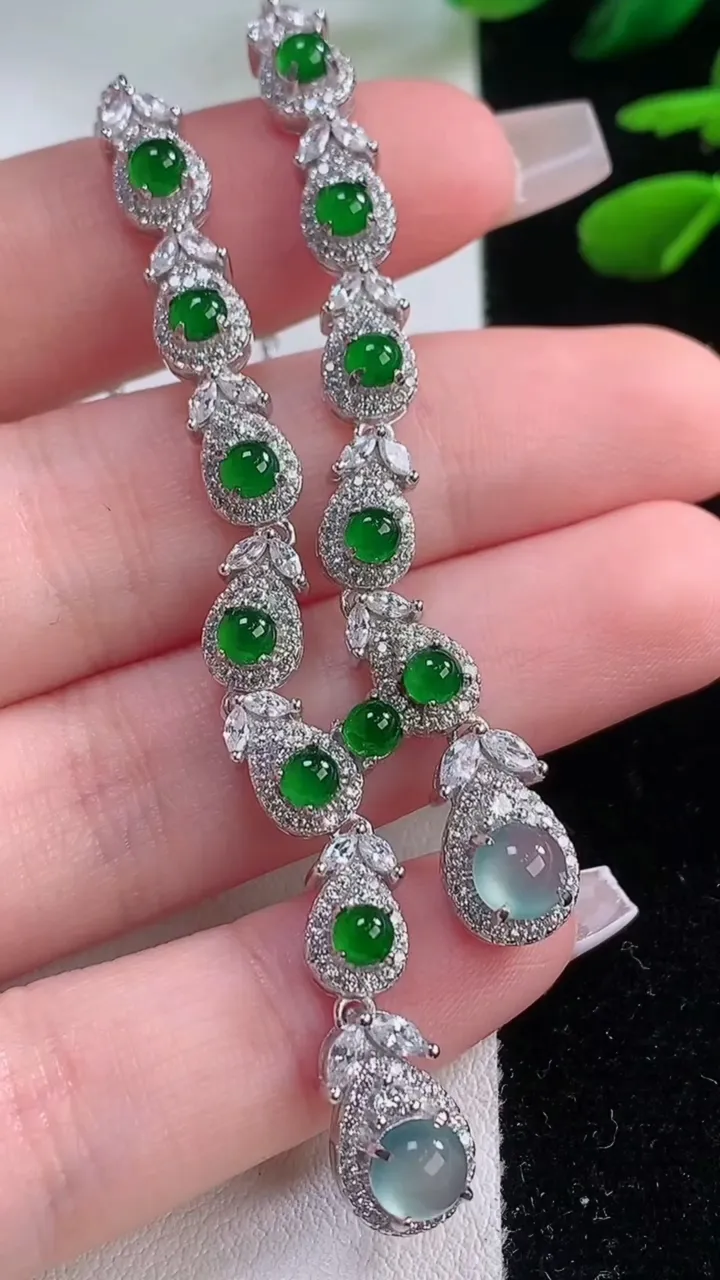 天然A货翡翠蛋面项链，尺寸5.2，重量:12.28g12月2日
工厂直销收藏佳品,种好水足，色泽均匀