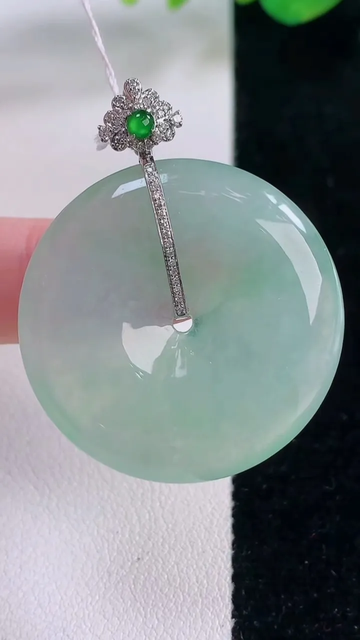 天然A货翡翠平安扣吊坠，尺寸32.6-5.8，重量:13.87g
12月2日