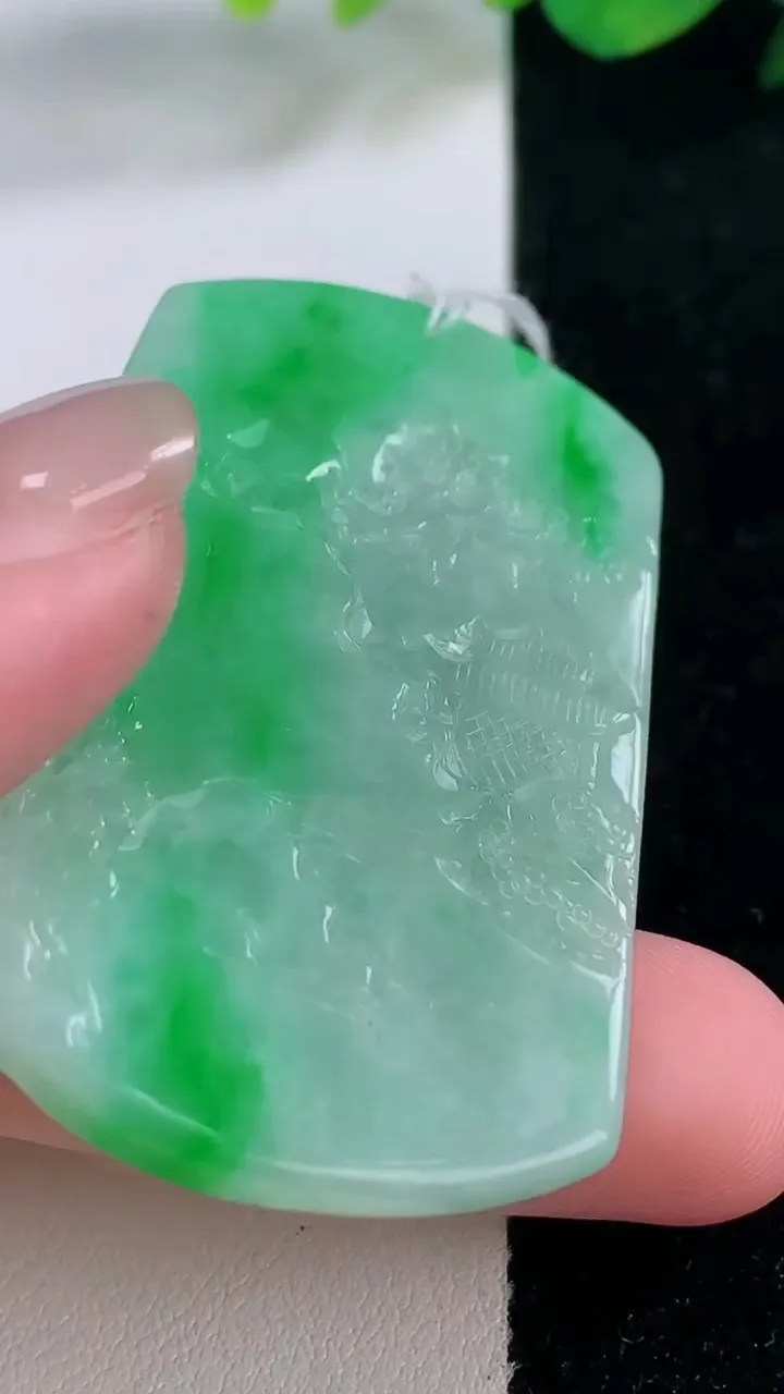 天然A货翡翠山水牌吊坠，尺寸51.7-33.7-5.5，重量:21.68g
12月2日