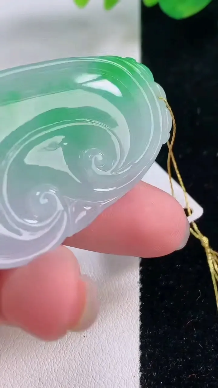 天然A货翡翠如意吊坠，尺寸50.3-29.6-6，重量:19.52g
12月2日