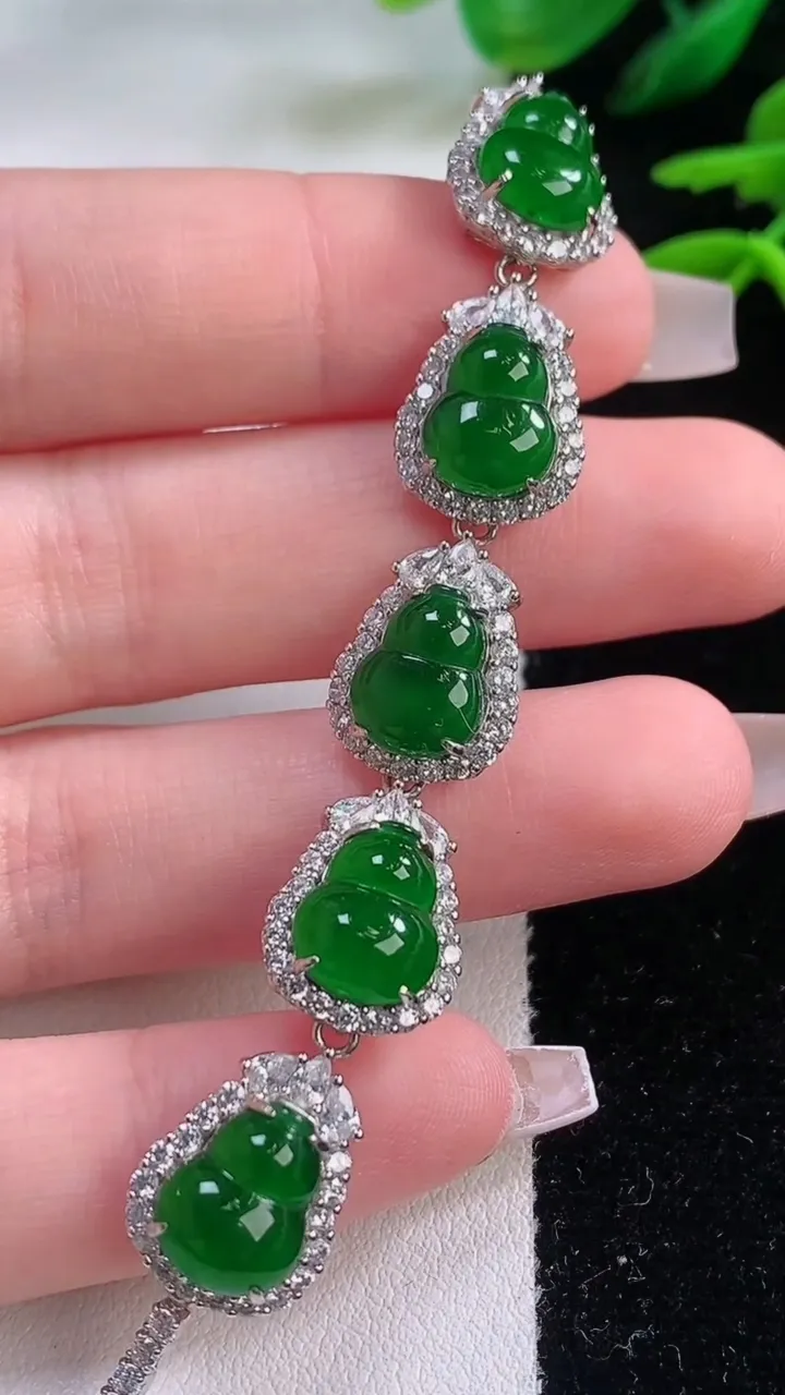 天然A货翡翠蛋面手链，尺寸9.8-7.5，重量:8.69g
12月2日