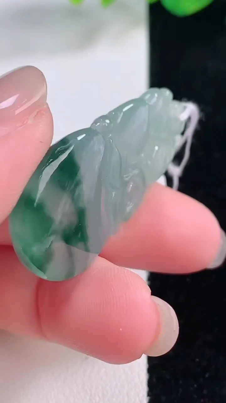 天然A货翡翠冰种飘花寿桃吊坠，尺寸41.7-21.4-8.8，重量:12.79g
12月2日