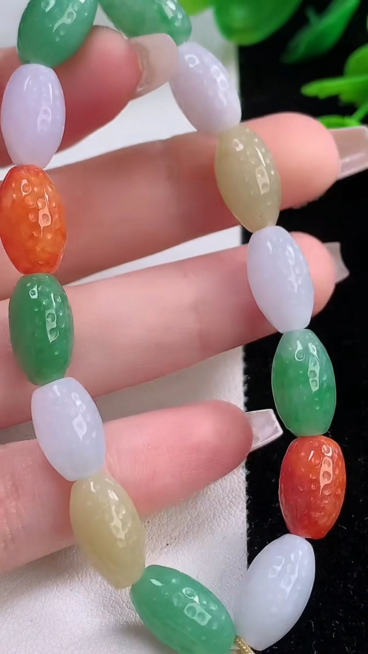 天然A货翡翠三彩路路通手串，尺寸12.2-8-7.8-14颗，重量:22.64g12月2日
工厂直销收藏佳品,种好水足，色泽均匀，有种有色，上手高大气！