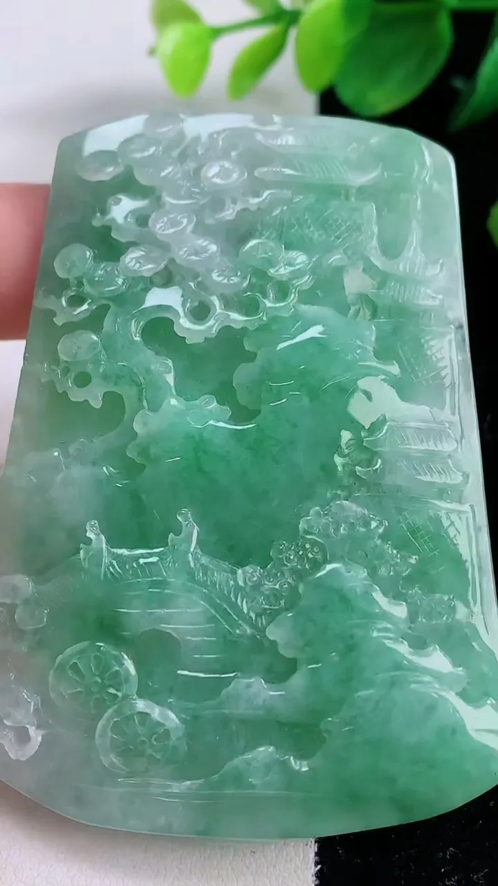 天然A货翡翠山水牌吊坠，尺寸70-51-7，重量:55.48
12月2日