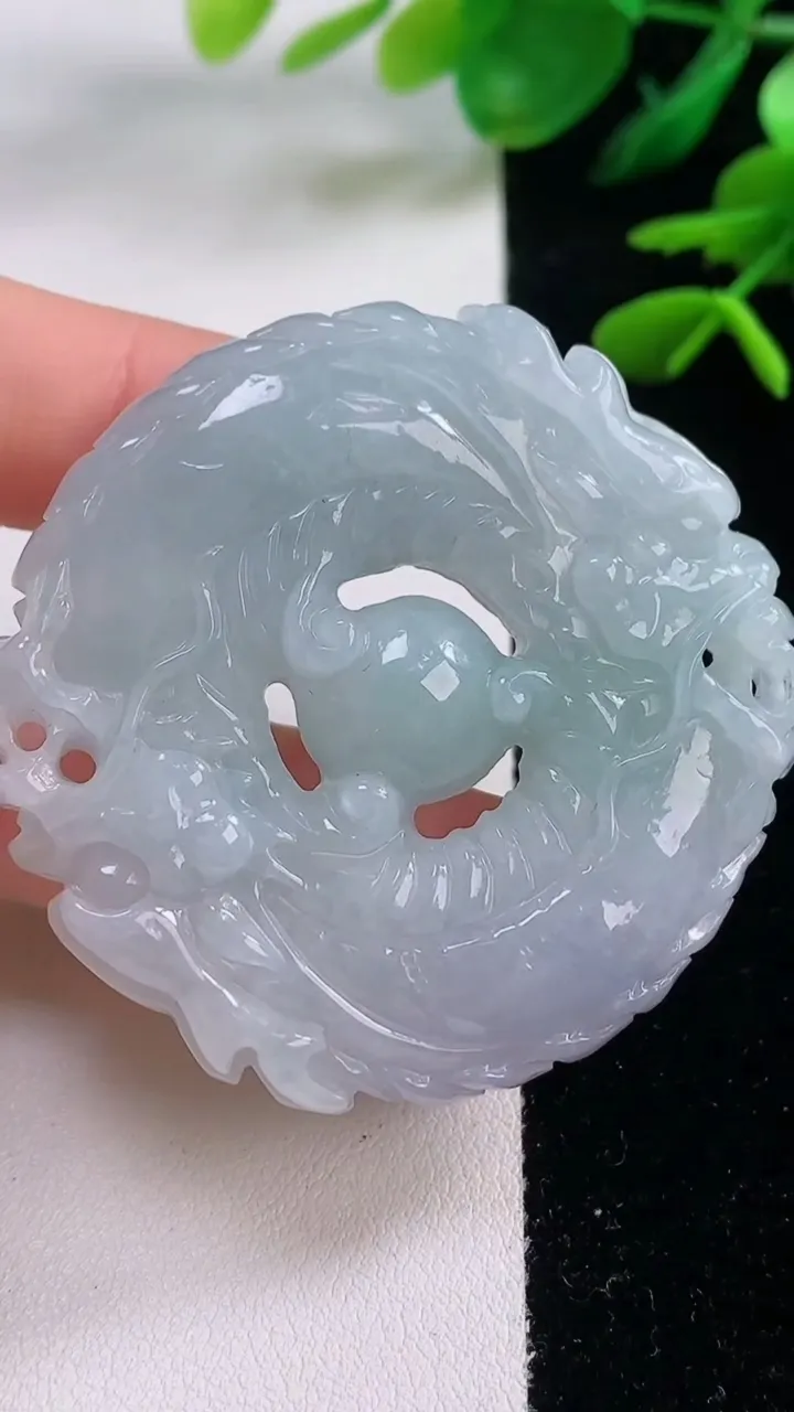 天然A货翡翠紫罗兰双龙戏珠 龙牌吊坠，尺寸49.5-50.8-11，重量:49.72g12月2日
工厂直销收藏佳品,种好水足，色泽均匀，有种有色，上手高大气！