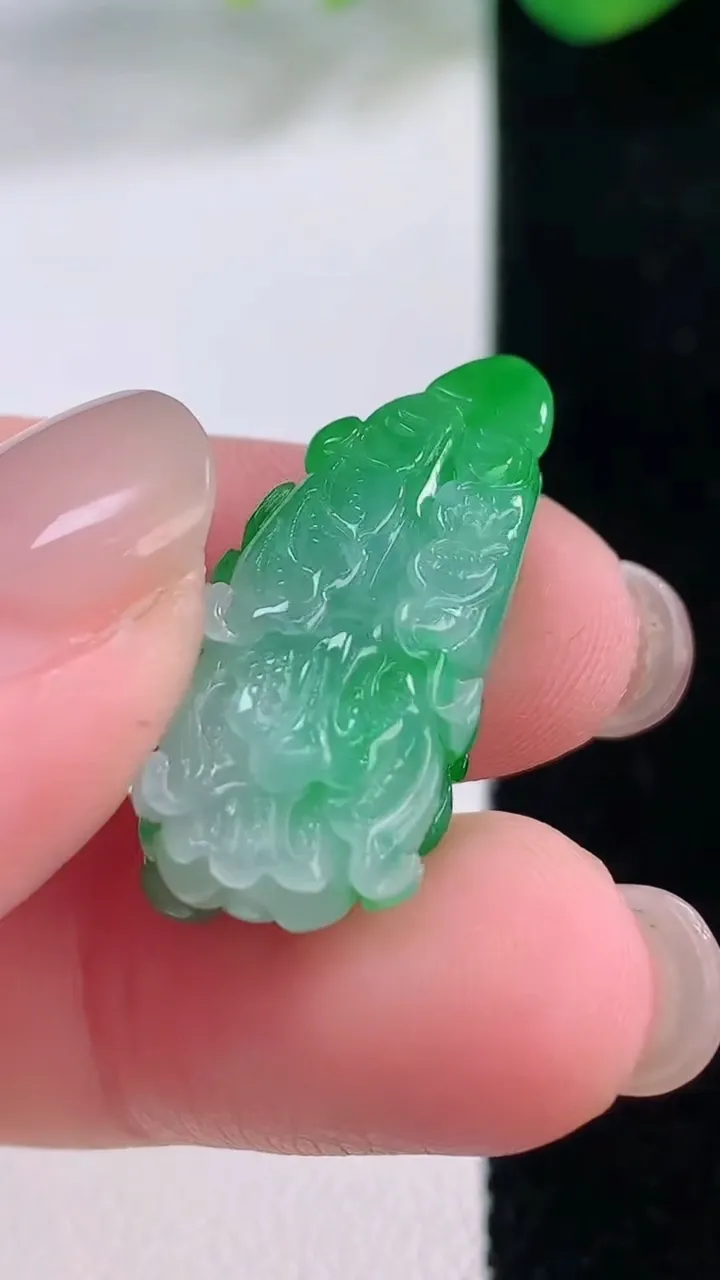 天然A货翡翠白菜吊坠，尺寸27-12-9.8，重量:4.26g
12月2日