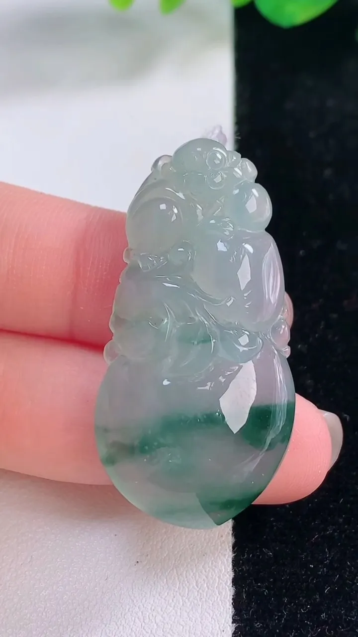 天然A货翡翠冰种飘花寿桃吊坠，尺寸41.7-21.4-8.8，重量:12.79g
12月2日