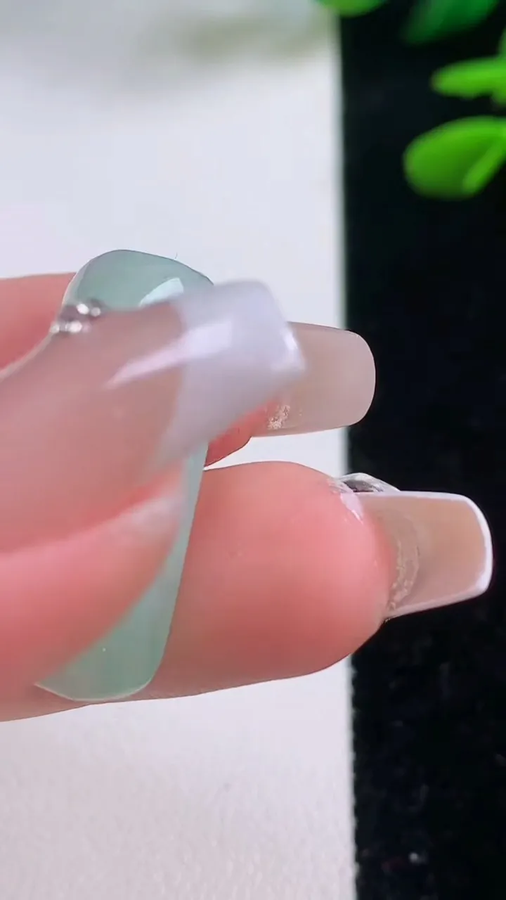 天然A货翡翠马鞍戒面，尺寸27-11.7-7，重量:5.60g
12月2日