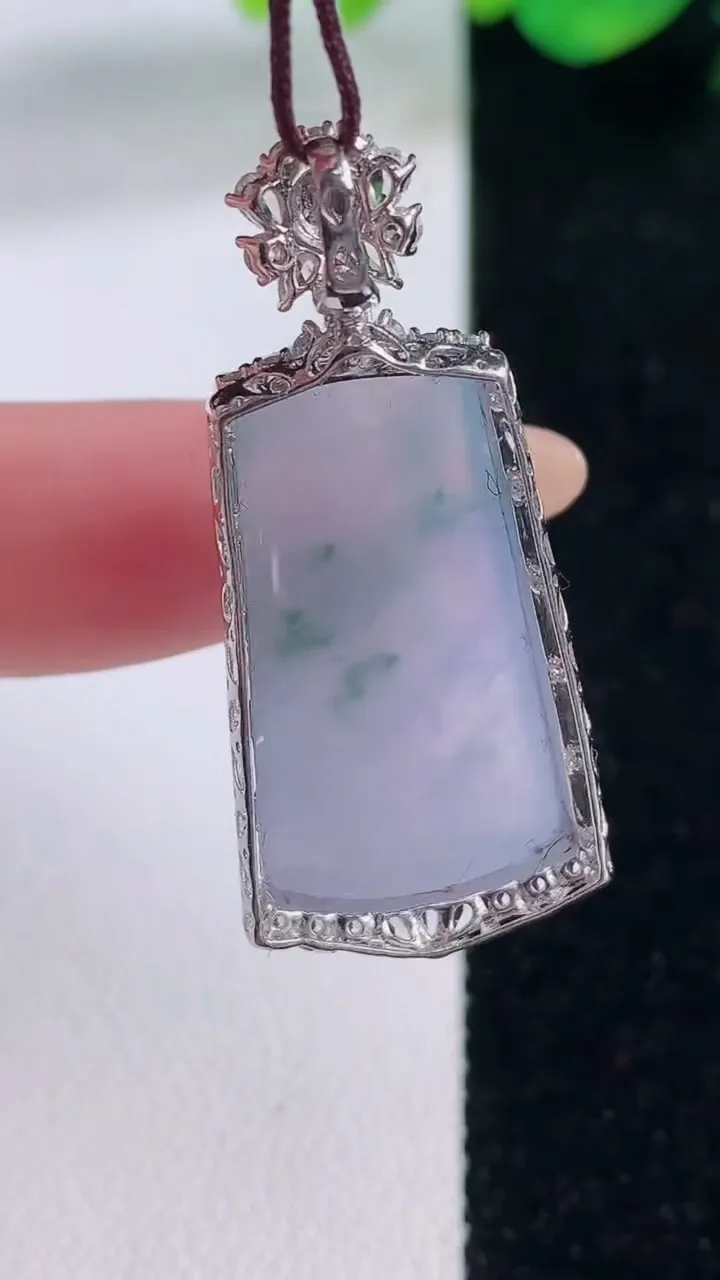 天然A货翡翠18K金紫罗兰飘花无事牌吊坠，尺寸38.5-11.2-9.4，裸石26-15.4重量:7.76g
12月2日