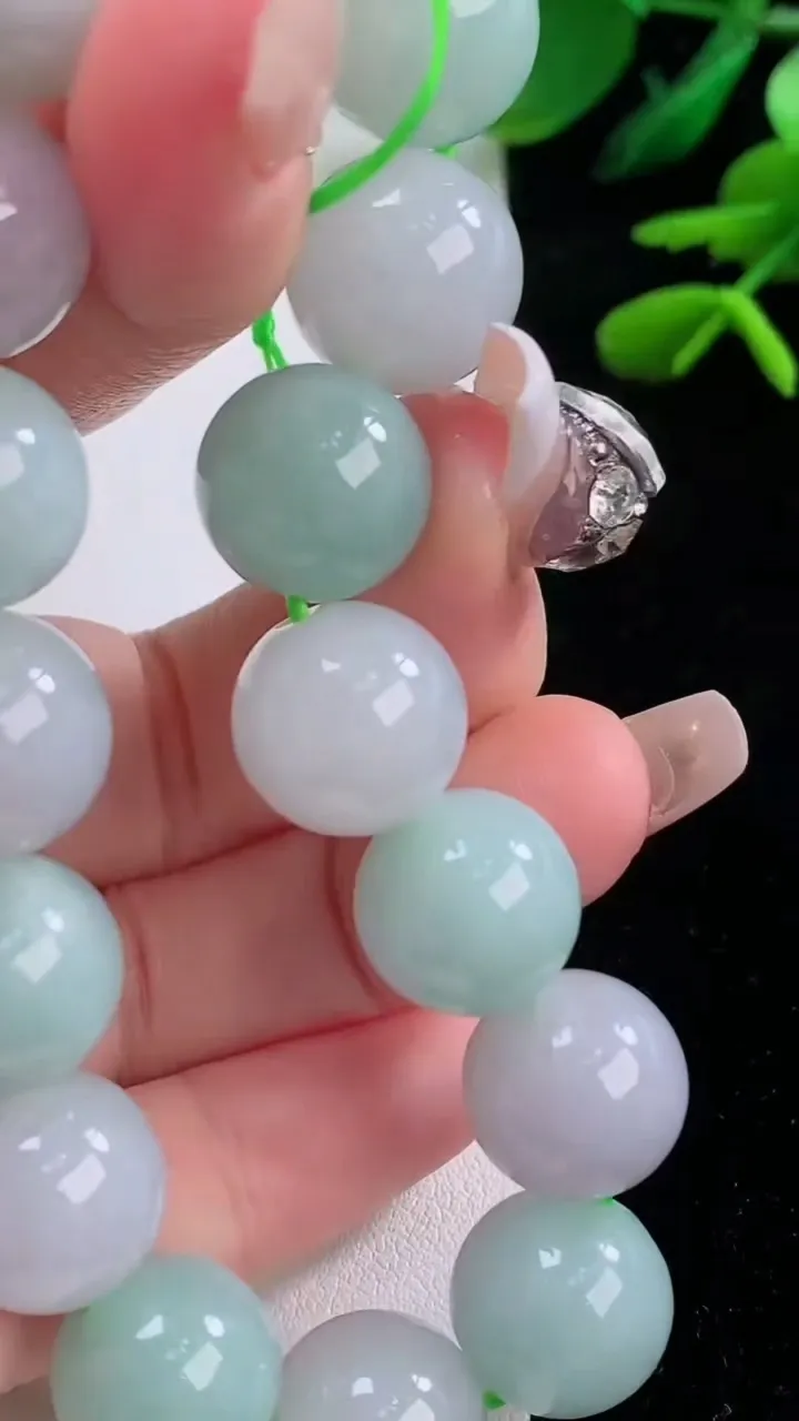 天然A货翡翠圆珠手串，尺寸12.5-16颗，重量:56.83g12月2日
工厂直销收藏佳品,种好水足，色泽均匀，有种有色，上手高大气！