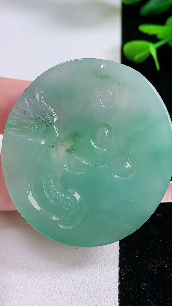 天然A货翡翠祥龙不动明王吊坠，尺寸50-46-6.2，重:28.60g
12月2日