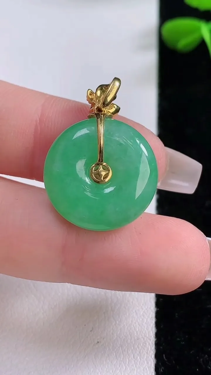 天然A货翡翠平安扣吊坠，尺寸18.6-5.4，重:4.74g
12月2日