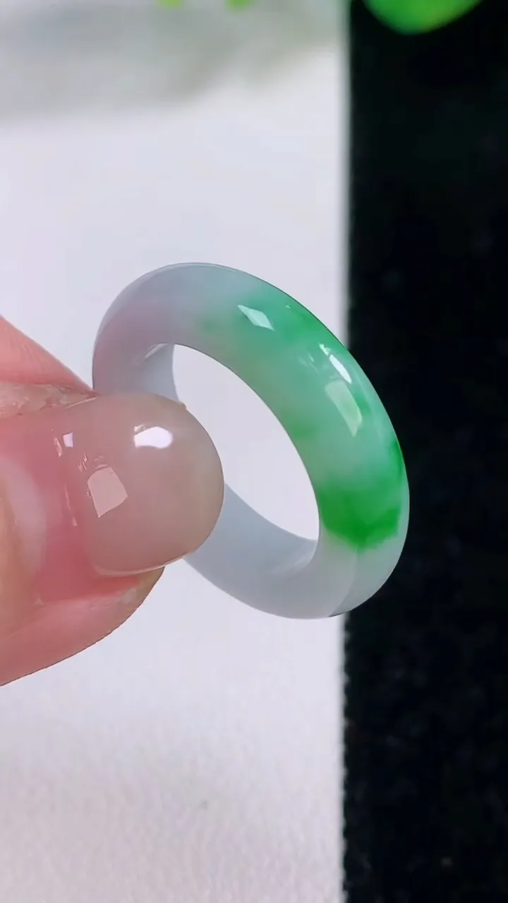 天然A货翡翠指环戒指，尺寸16.5-5.2-3.4，重量:3.85g2025年12月2日
工厂直销收藏佳品,种好水足，色泽均匀，有种有色，上手高大气！