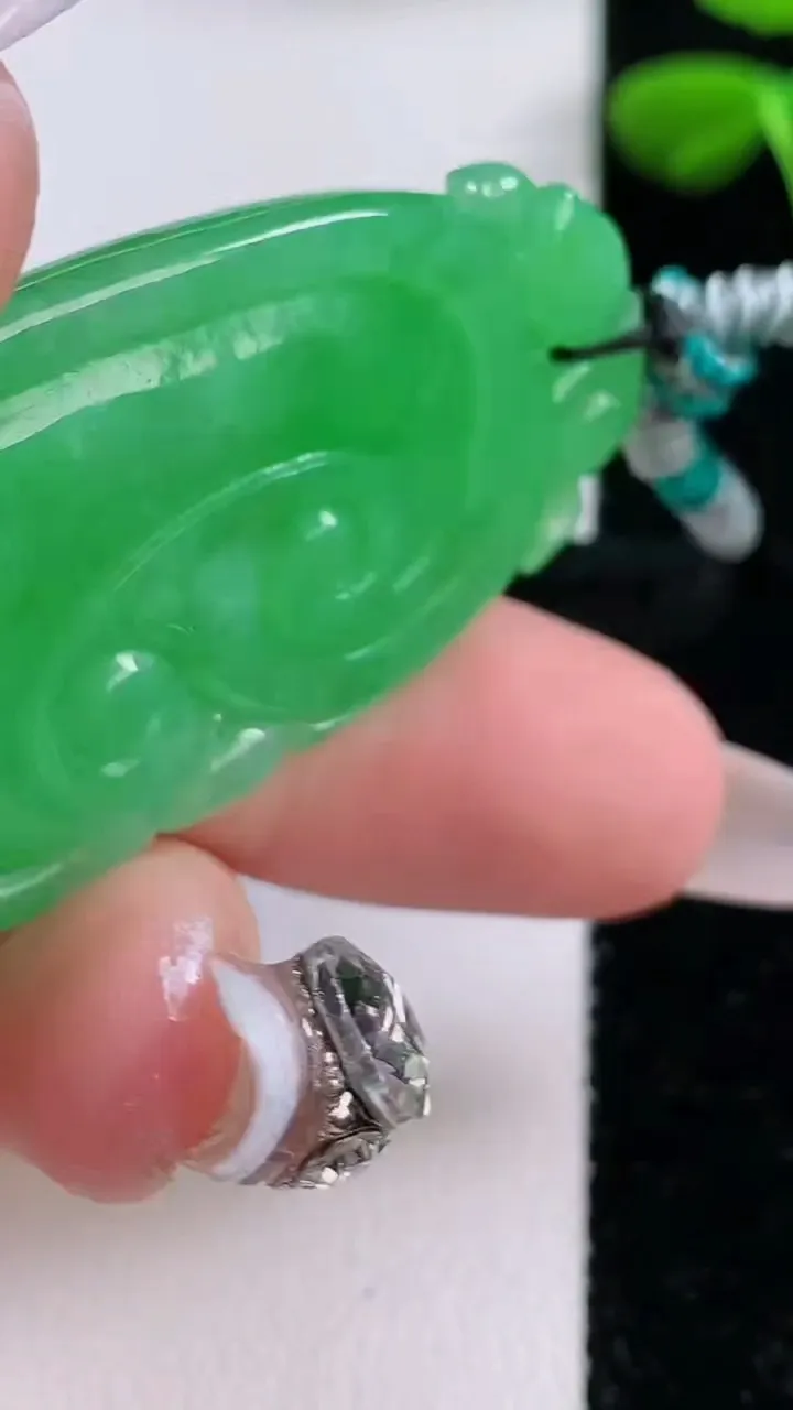 天然A货翡翠如意吊坠，尺寸45-27-7，重:17.90g
12月2日