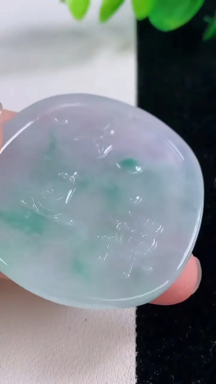 天然A货翡翠种飘花文殊菩萨吊坠，尺寸51.3-45.2-5.4，重量:27.34g
12月2日