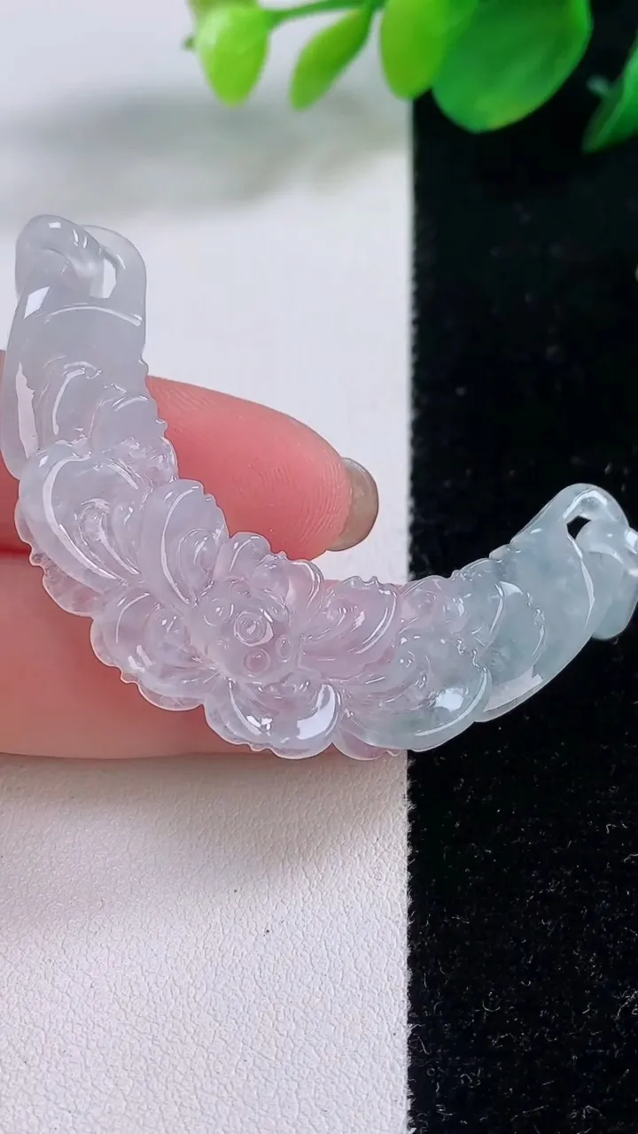 天然A货翡翠冰种飘花和和美美 荷花手牌，尺寸52.4-13.4-4.9，重量:11.87g
12月2