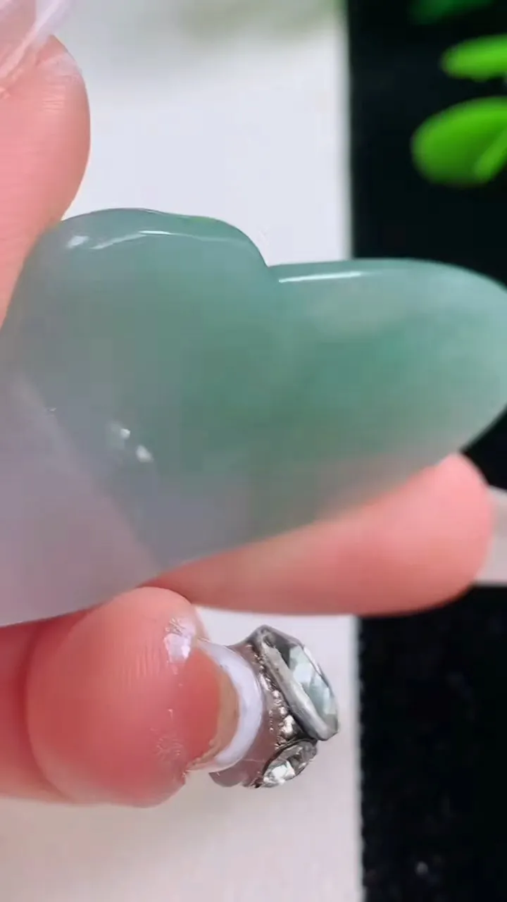 天然A货翡翠文殊菩萨吊坠，尺寸46-29.3-5.5，重量:12.98g
12月2日