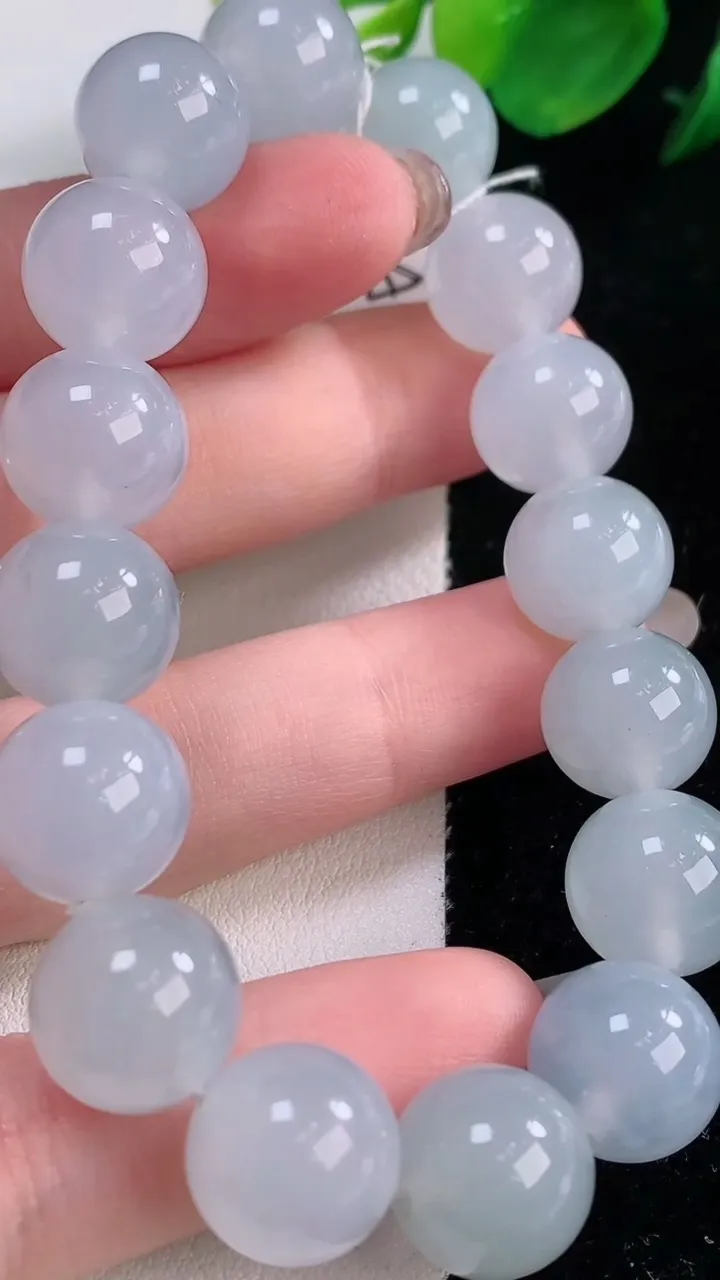 天然A货翡翠种紫罗兰圆珠手串，尺寸12.3-16颗，重量:50.49g12月2日
工厂直销收藏佳品,种好水足，色泽均匀，有种有色，上手高大气！