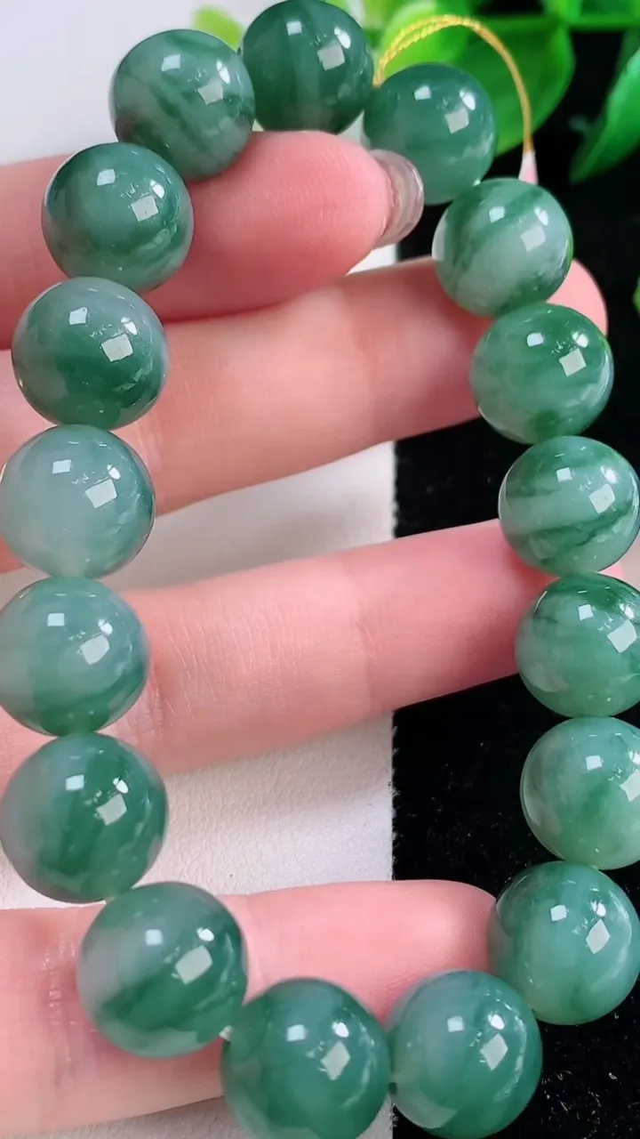 天然A货翡翠飘花圆珠手串，尺寸11.3-17颗，重量:45.10g12月2日
工厂直销收藏佳品,种好