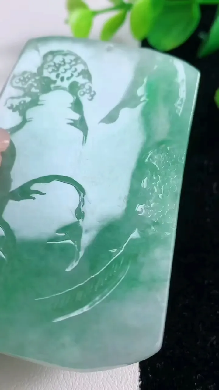 天然A货翡翠山水牌吊坠，尺寸70-51-7，重量:55.48
12月2日