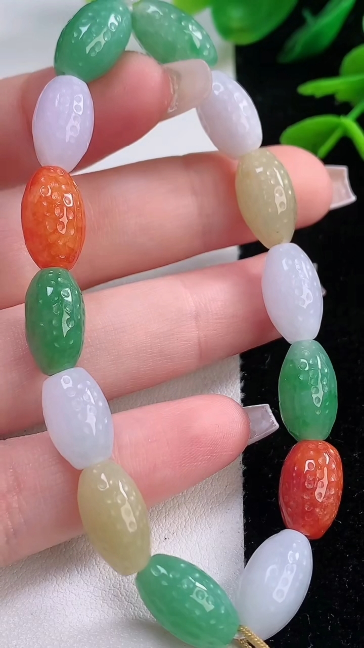 天然A货翡翠三彩路路通手串，尺寸12.2-8-7.8-14颗，重量:22.64g12月2日
工厂直销收藏佳品,种好水足，色泽均匀，有种有色，上手高大气！