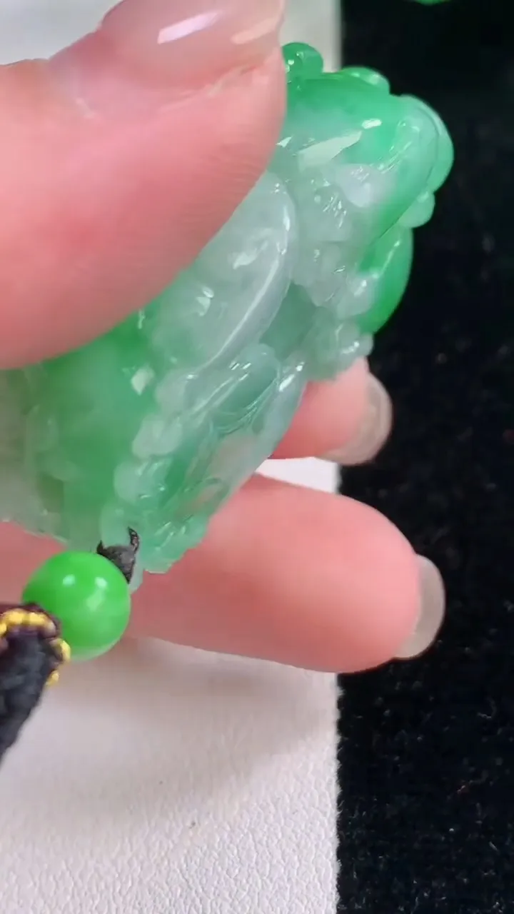 天然A货翡翠貔貅吊坠，尺寸41.8-23-13.2，重量:31.64g
12月2日