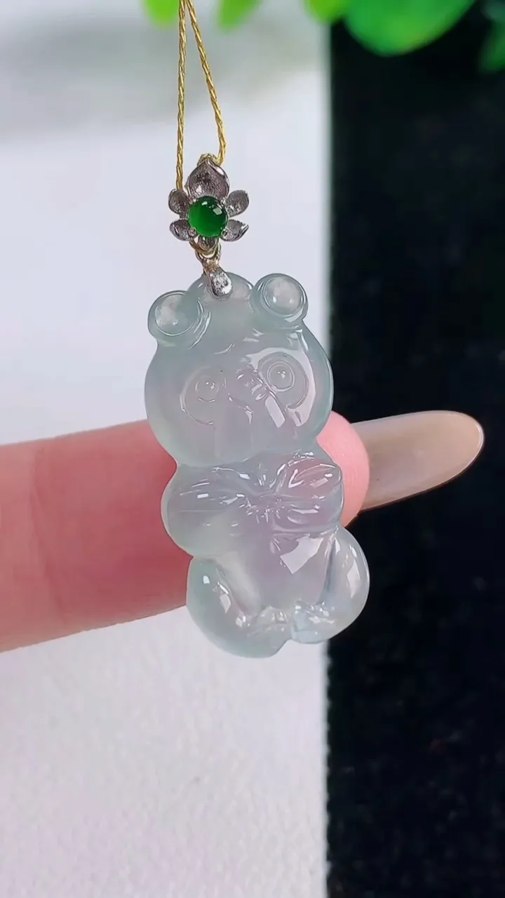 天然A货翡翠小熊吊坠，尺寸29.3-11.5-5.8，重量:3.11g
12月2日