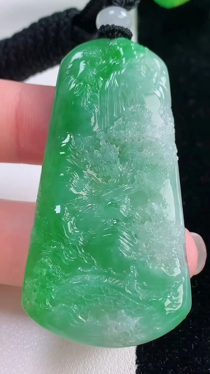 天然A货翡翠山水牌吊坠，尺寸56-28.2-5.7，重量:23.04g
12月2日