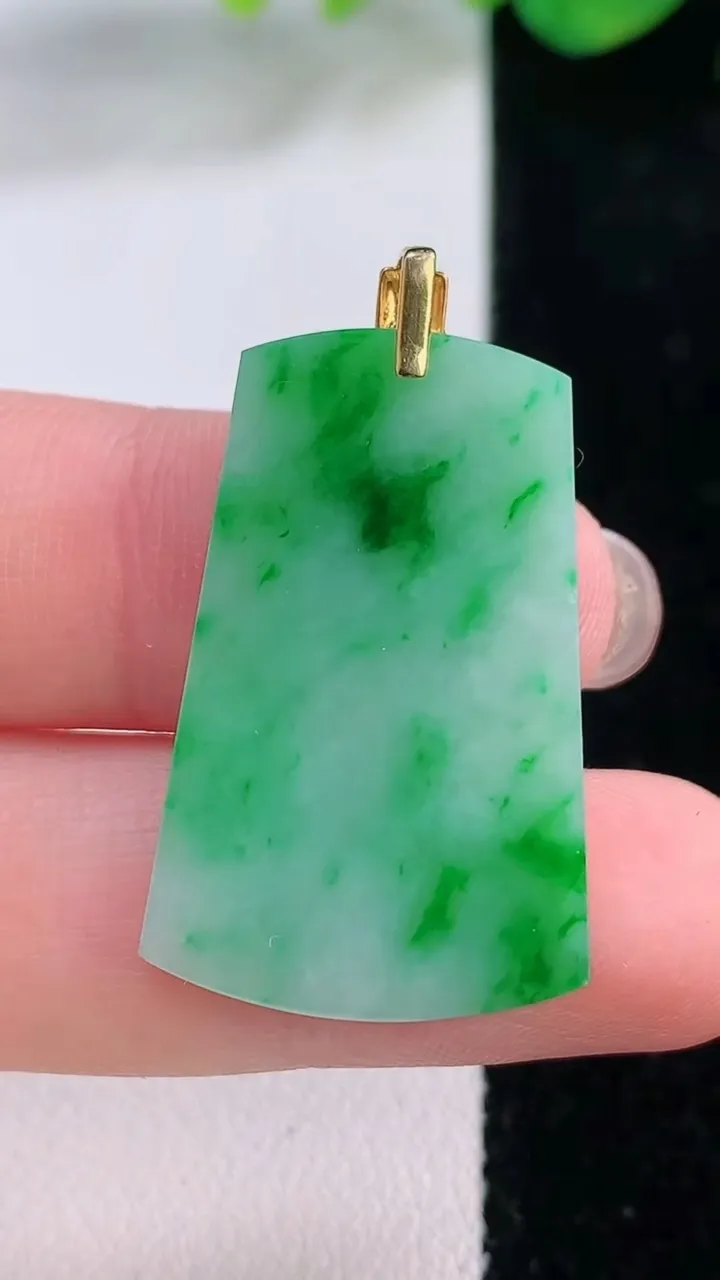天然A货翡翠无事牌吊坠，尺寸30.5-19.5-2.5，重量:4.69g
12月2日
