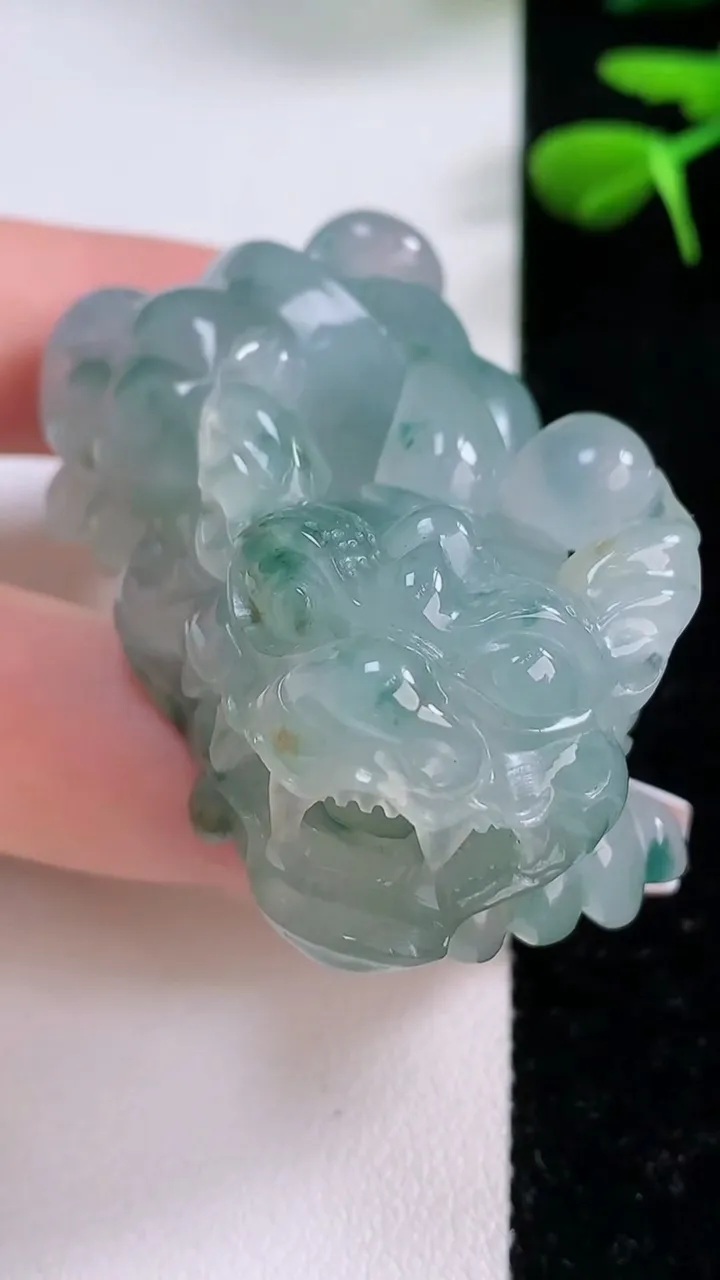天然A货翡翠种飘花貔貅吊坠，尺寸50-26-23.4，重:63.40g
12月2日