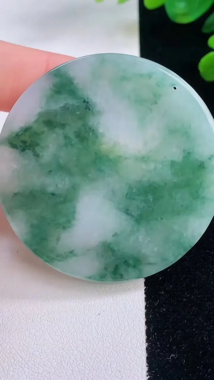 天然A货翡翠牌吊坠，尺寸53.8-5.5，重量:36.87g
12月2日