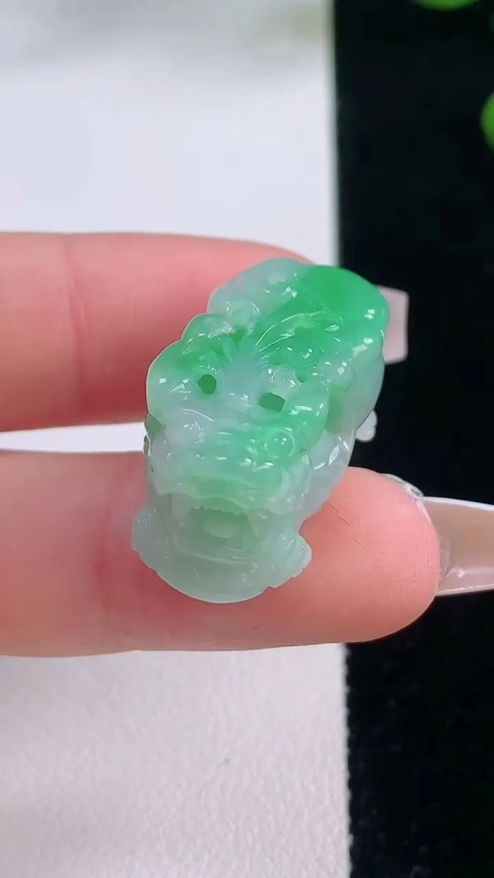 天然A货翡翠貔貅吊坠，尺寸25-13-13，重量:10.35g
12月2日