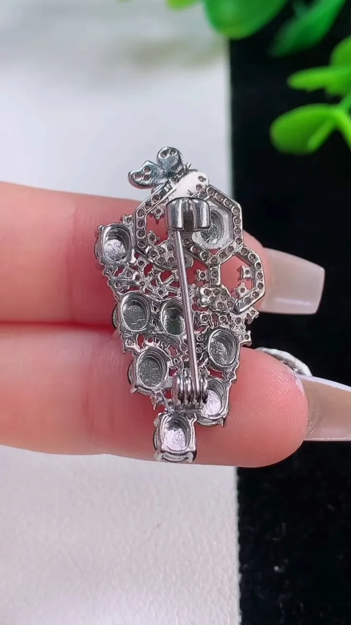 天然A货翡翠蛋面胸针，尺寸4，重量:5.06g
12月2日