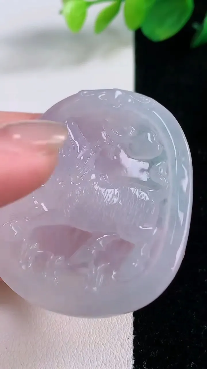 天然A货翡翠紫罗兰生肖牛吊坠，尺寸47.8-40.8-4.8，重量:18.59g
12月2日