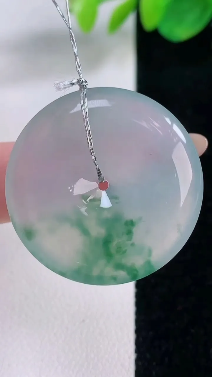 天然A货翡翠种飘花平安扣吊坠，尺寸32-6.2，重量:13.20g
12月2日