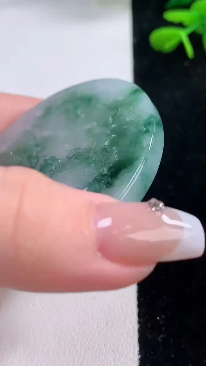 天然A货翡翠牌吊坠，尺寸56.7-5，重量:37.44g
12月2日