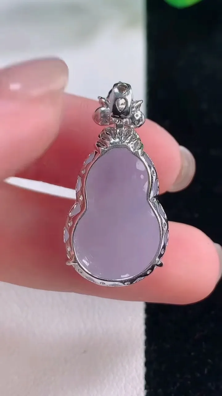 天然A货翡翠18K金紫罗兰葫芦吊坠，尺寸30.6-22.2-15.8-10.2，重量:9.10g
12月2日