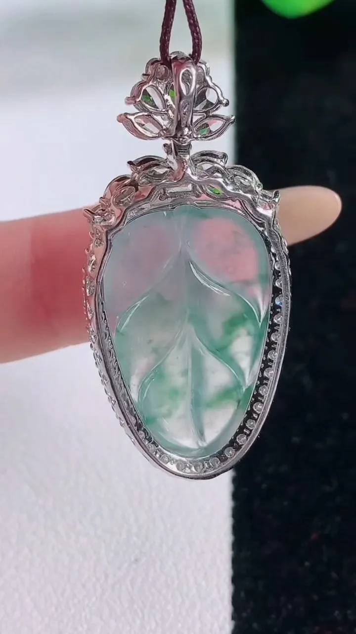 天然A货翡翠种飘花金枝玉叶 叶子吊坠，尺寸38.4-18.6-7.8，裸石24.3-15.3重量:6.08g
12月2日