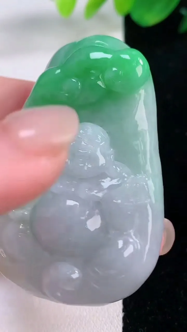 天然A货翡翠逍遥佛吊坠，尺寸55.3-35-12，重量:45.68g
12月2日